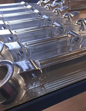 Gefräste Achsträger Prototypen aus Aluminium für den Motorsport und Rennsport