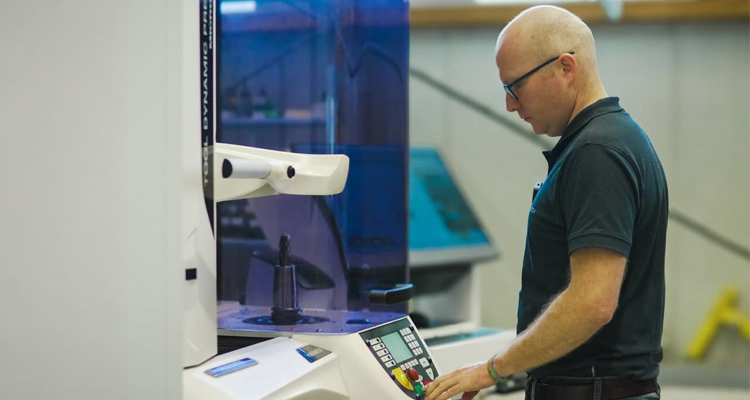 CNC Fachkraft an Vermessungsmaschine