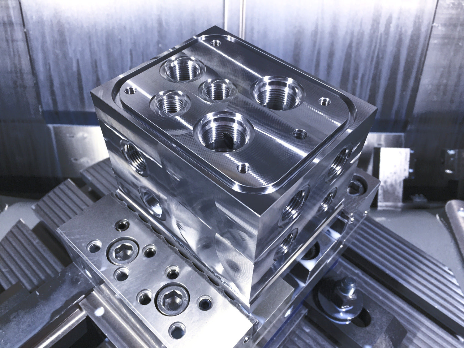 Steuerblock für Hydraulik aus Stahl gefräst von PAWA-Tech